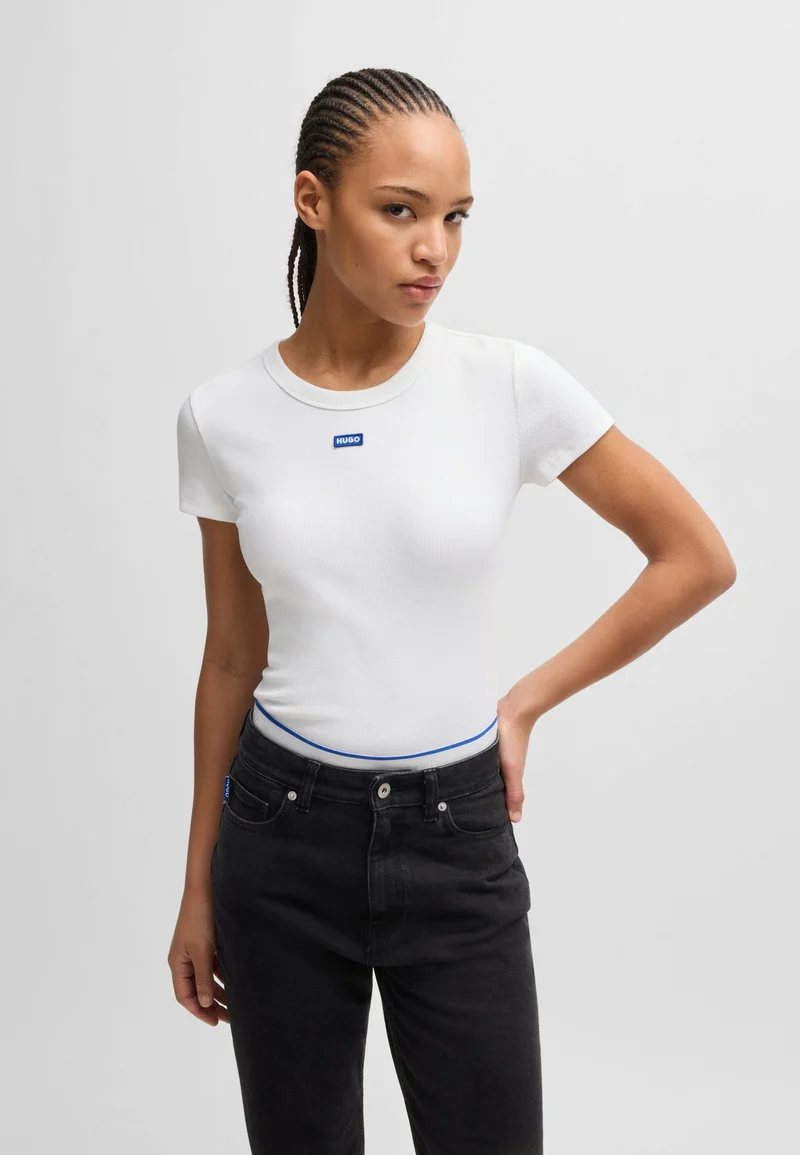 هوجو تيشيرت قطن مطاطي بقصة ضيقة وشعار أزرق